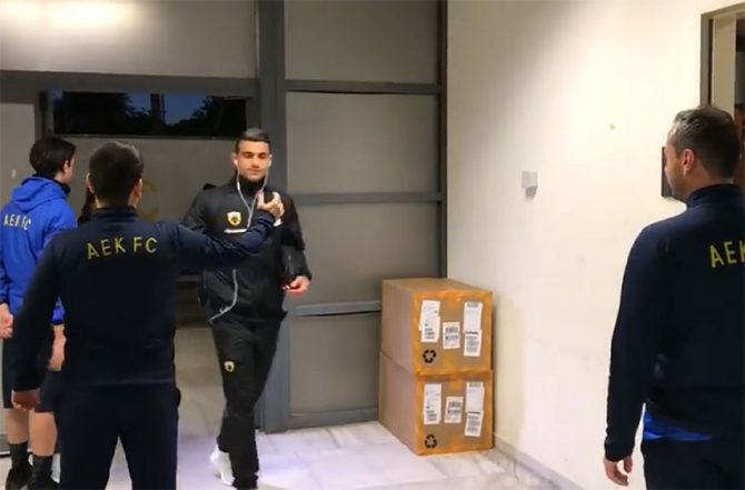 Η άφιξη της ομάδας στα αποδυτήρια (vid)