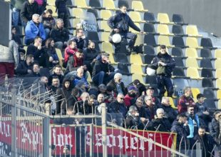 Μίνι ένταση στην κερκίδα και τραυματισμός οπαδού του Αρη!