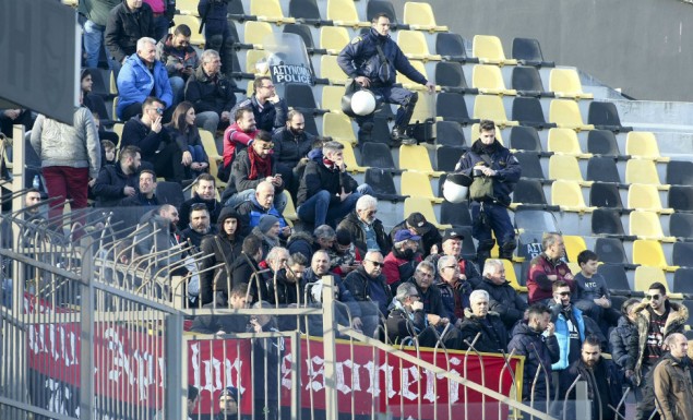 Μίνι ένταση στην κερκίδα και τραυματισμός οπαδού του Αρη!