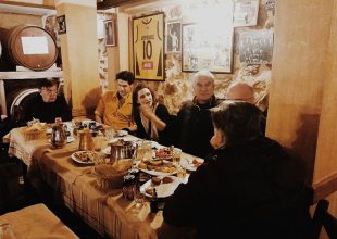 Γεύμα με τους δημοσιογράφους το cast του «1968»