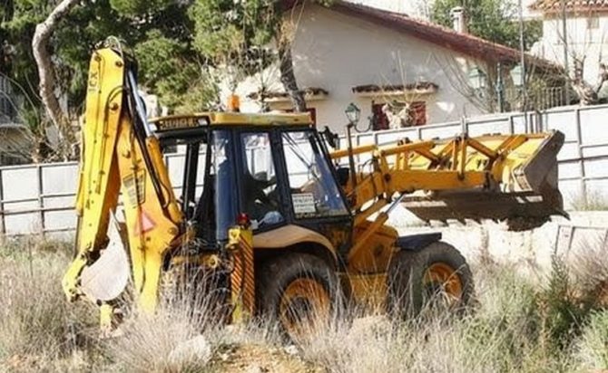 Η πρώτη μπουλντόζα στη Νέα Φιλαδέλφεια (vid)