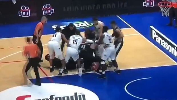 “Τρελό” ξύλο στην Ιταλία με πρωταγωνιστή τον Τζεντίλε “Τρελό” ξύλο στην Ιταλία με πρωταγωνιστή τον Τζεντίλε