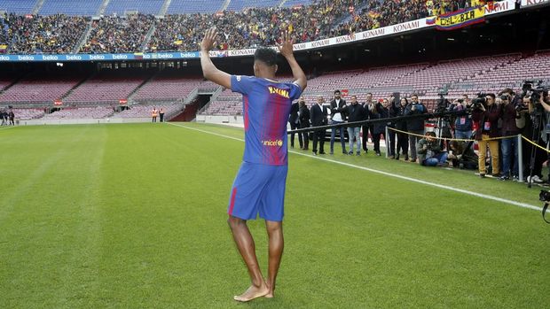 Ο Μίνα πάτησε ξυπόλητος στο “Καμπ Νόου” κατά την παρουσίασή του Ο Μίνα πάτησε ξυπόλητος στο “Καμπ Νόου” κατά την παρουσίασή του