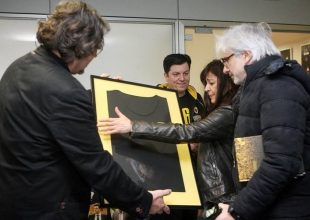Η συγκινητική παράδοση της φανέλας του Μόσχου στην κόρη του (vid)