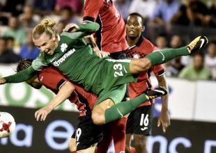 Στα γραφεία της ΑΕΚ ο Χουλτ για τις υπογραφές