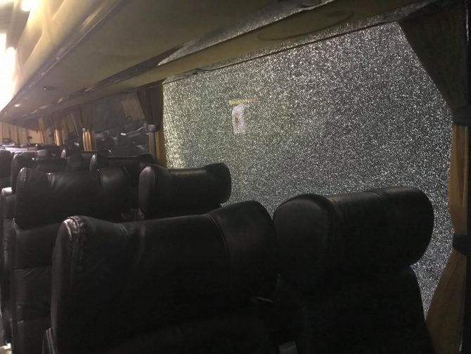 Δέχτηκε επίθεση το πούλμαν της ΑΕΚ (ΦΩΤΟ)