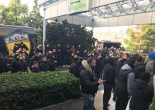 LIVE η αποθέωση των φίλων της ΑΕΚ προς την αποστολή