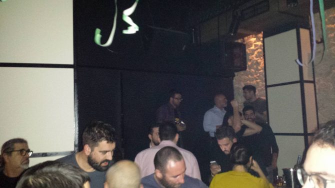 «ΑΕΚΑΡΑ Σ’ΑΓΑΠΩ» όλο το μαγαζί (vid)
