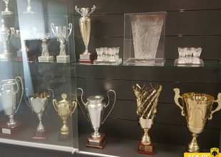 Το τρόπαιο στα Γραφεία της «Βασίλισσας»