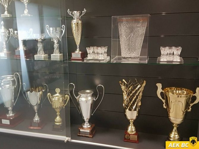 Το τρόπαιο στα Γραφεία της «Βασίλισσας»