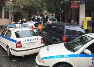 Οι οπαδοί της Ντιναμό Κιέβου έκαναν «γυαλιά καρφιά» μαγαζί στο Κολωνάκι