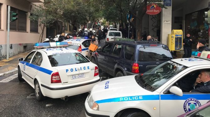 Οι οπαδοί της Ντιναμό Κιέβου έκαναν «γυαλιά καρφιά» μαγαζί στο Κολωνάκι