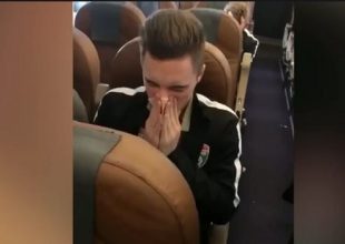 Σάλος στη Ρωσία με τον παίκτη που σκούπισε τη μύτη του σε χαρτονόμισμα των 5,000 ρουβλιών (vid)