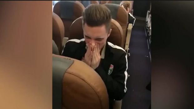 Σάλος στη Ρωσία με τον παίκτη που σκούπισε τη μύτη του σε χαρτονόμισμα των 5,000 ρουβλιών (vid) Σάλος στη Ρωσία με τον παίκτη που σκούπισε τη μύτη του σε χαρτονόμισμα των 5,000 ρουβλιών (vid)