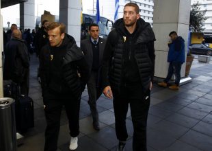 Με τον ύμνο από τα μεγάφωνα αναχώρησε η ΑΕΚ!