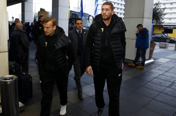 Με τον ύμνο από τα μεγάφωνα αναχώρησε η ΑΕΚ!