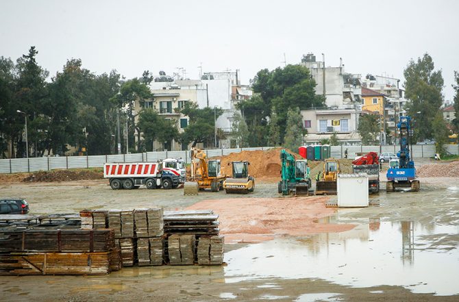 Έπεσαν τα πρώτα μπετά και χαλίκι στο… «μαγικό» οικόπεδο (VID)