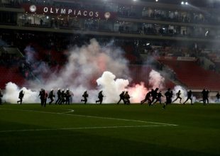 Οπαδοί του Ολυμπιακού ξυλοκόπησαν αστυνομικούς στην Τρούμπα