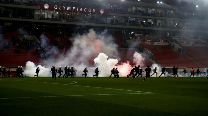 Οπαδοί του Ολυμπιακού ξυλοκόπησαν αστυνομικούς στην Τρούμπα
