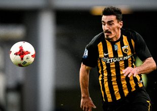 Συνεχίζει ο Λάζαρος να περιτριγυρίζεται από ΑΕΚτζήδες (VIDEO)