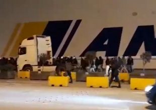 Κατέβασαν τους οπαδούς της ΑΕΚ οι λιμενικοί