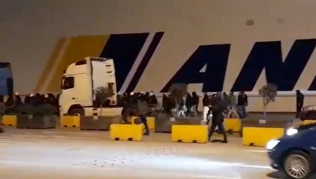 Κατέβασαν τους οπαδούς της ΑΕΚ οι λιμενικοί