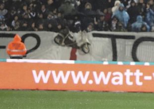 Το κρεμασμένο μηχανάκι της Τούμπας έγινε διαφήμιση σε ασφαλιστική!