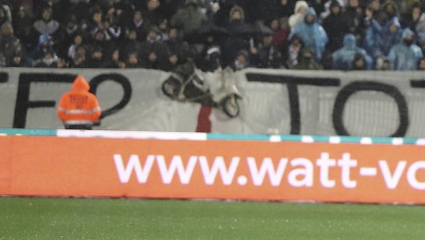 Το κρεμασμένο μηχανάκι της Τούμπας έγινε διαφήμιση σε ασφαλιστική!