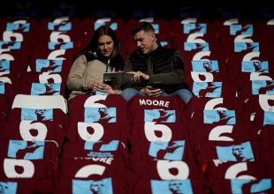 Πανό για Χίτλερ στις εξέδρες του “Άνφιλντ”!