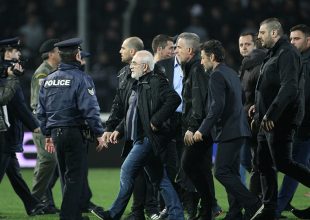 Προφανώς και έχει άδεια, αλλά είναι παράνομο να το έχει σε δημόσιο χώρο