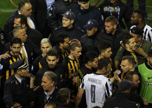 Ποδοσφαιριστές ΑΕΚ: «Μπάλα με όπλα δεν παίζουμε»