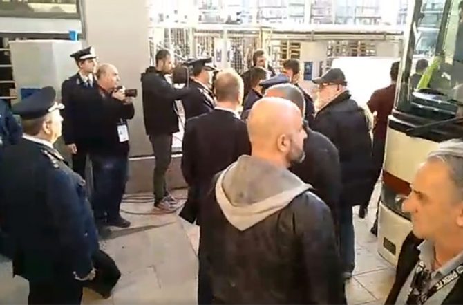 Η άφιξη της ΑΕΚ στην Τούμπα (VIDEO) Η άφιξη της ΑΕΚ στην Τούμπα (VIDEO)