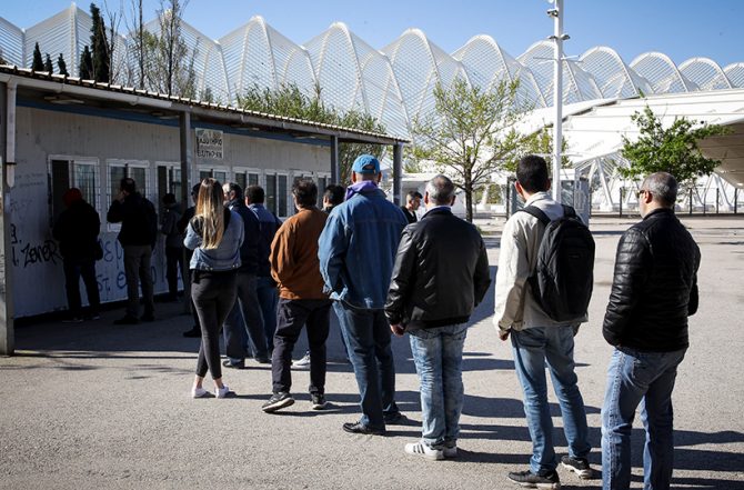 Ουρές στα εκδοτήρια για ένα… «μαγικό» χαρτάκι (PICS)