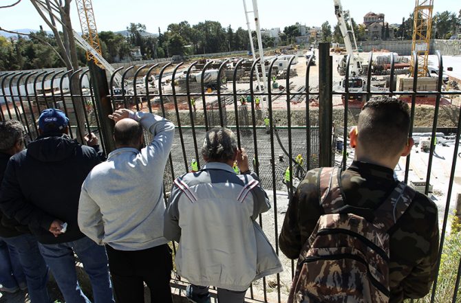 Στα.. κάγκελα ο κόσμος για τα έργα (VIDEO) Στα.. κάγκελα ο κόσμος για τα έργα (VIDEO)