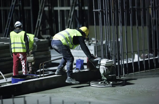 Όταν πέφτει το φως τα έργα δεν σταματούν (PICS)