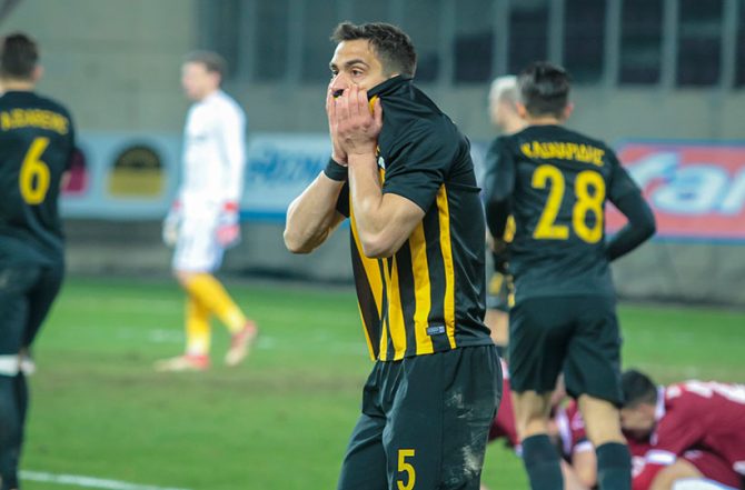 Πέσιμο οπαδού της Λάρισας στον Λαμπρόπουλο (VIDEO)