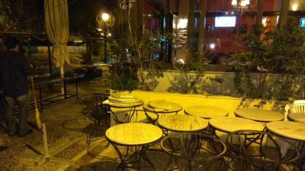 Οπαδοί του Ολυμπιακού έσπασαν καφετέρια όπου έβλεπαν Ενωσίτες το ντέρμπι