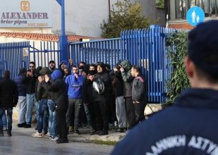 Συνθήματα από οπαδούς του ΠΑΟΚ έξω από τα γραφεία της Super League