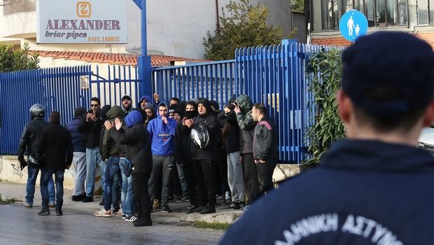 Συνθήματα από οπαδούς του ΠΑΟΚ έξω από τα γραφεία της Super League