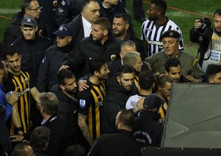 Γεμάτο αστυνομικούς τα αποδυτήρια (ΦΩΤΟ)