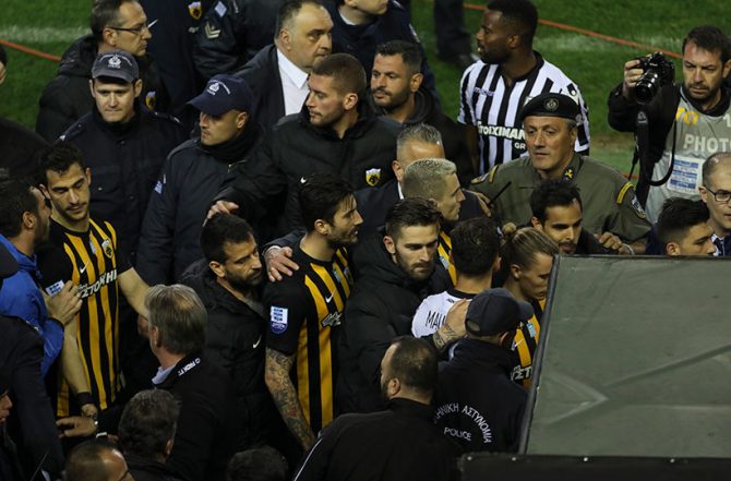 Γεμάτο αστυνομικούς τα αποδυτήρια (ΦΩΤΟ)