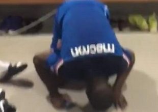 Ο Τσούπο Μοτίνγκ βρήκε… “στόχο” και γονάτισε τον Ζουμά (VIDEO)