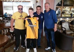 Παραδόθηκε η φανέλα στον Μανώλη (pic)