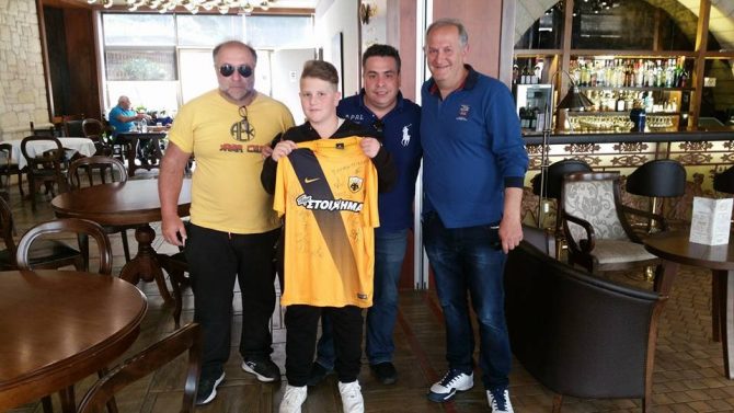 Παραδόθηκε η φανέλα στον Μανώλη (pic)