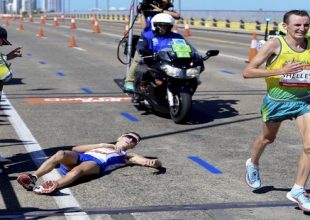 Μαραθωνοδρόμος κατέρρευσε και οι θεατές τον έβγαζαν φωτογραφίες!