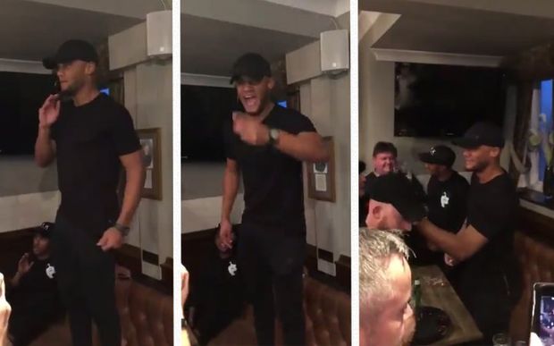 Παίκτες και οπαδοί της Μάντσεστερ Σίτι γιόρτασαν μαζί τον τίτλο σε μπαμπ!