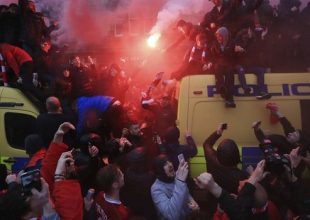 VIDEO: Πάρτι και ξύλο έξω από το Άνφιλντ