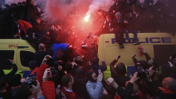 VIDEO: Πάρτι και ξύλο έξω από το Άνφιλντ