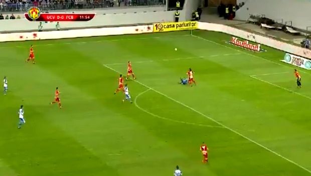 Έβγαλε ασίστ πεσμένος στο έδαφος! Έβγαλε ασίστ πεσμένος στο έδαφος!