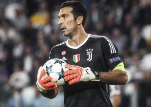 Ο Μπουφόν έμεινε στο γήπεδο να χαιρετήσει τους παίκτες της Νάπολι